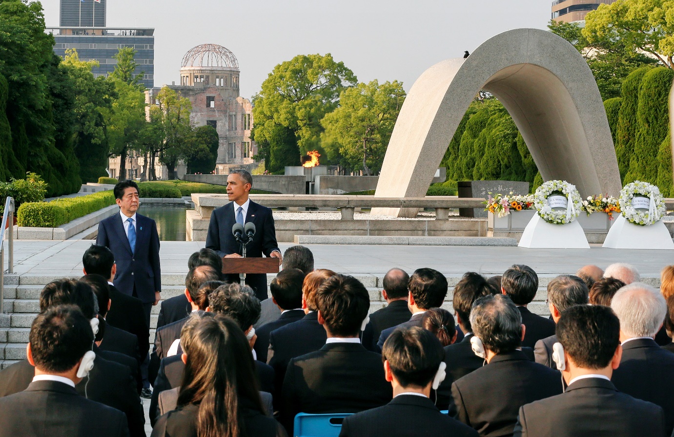 President Obama delivers remarks with Prime Minister Abe at the Hiroshima Peace Memorial Park, May 27, 2016. Kimimasa Mayama ⓒ REUTERS.