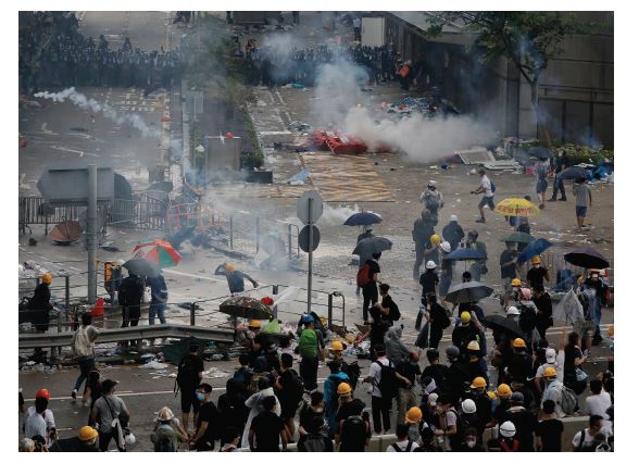 그림3_시위대를 향해 최루탄을 발사하며 해산을 시도하고 있는 홍콩 경찰